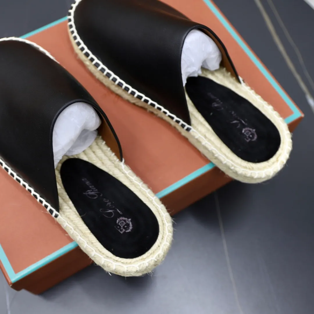 Men's Men's Shoes💰540💰Loro piana Naha Men's Slippers This fashionable sandal is crafted from smooth cow leather and has interlaced straps for a modern three-dimensional texture. Lightweight yet strong, smooth leather balances modern appeal with time-honored quality. Viewed from every angle, the embossed and polished appearance shows meticulous craftsmanship. Ergonomically cushioned insole, covered with nappa leather, with matching upper and natural polished sole. Cowhide upper + rubber outsole Size: 38-44 (customized for 45-46)